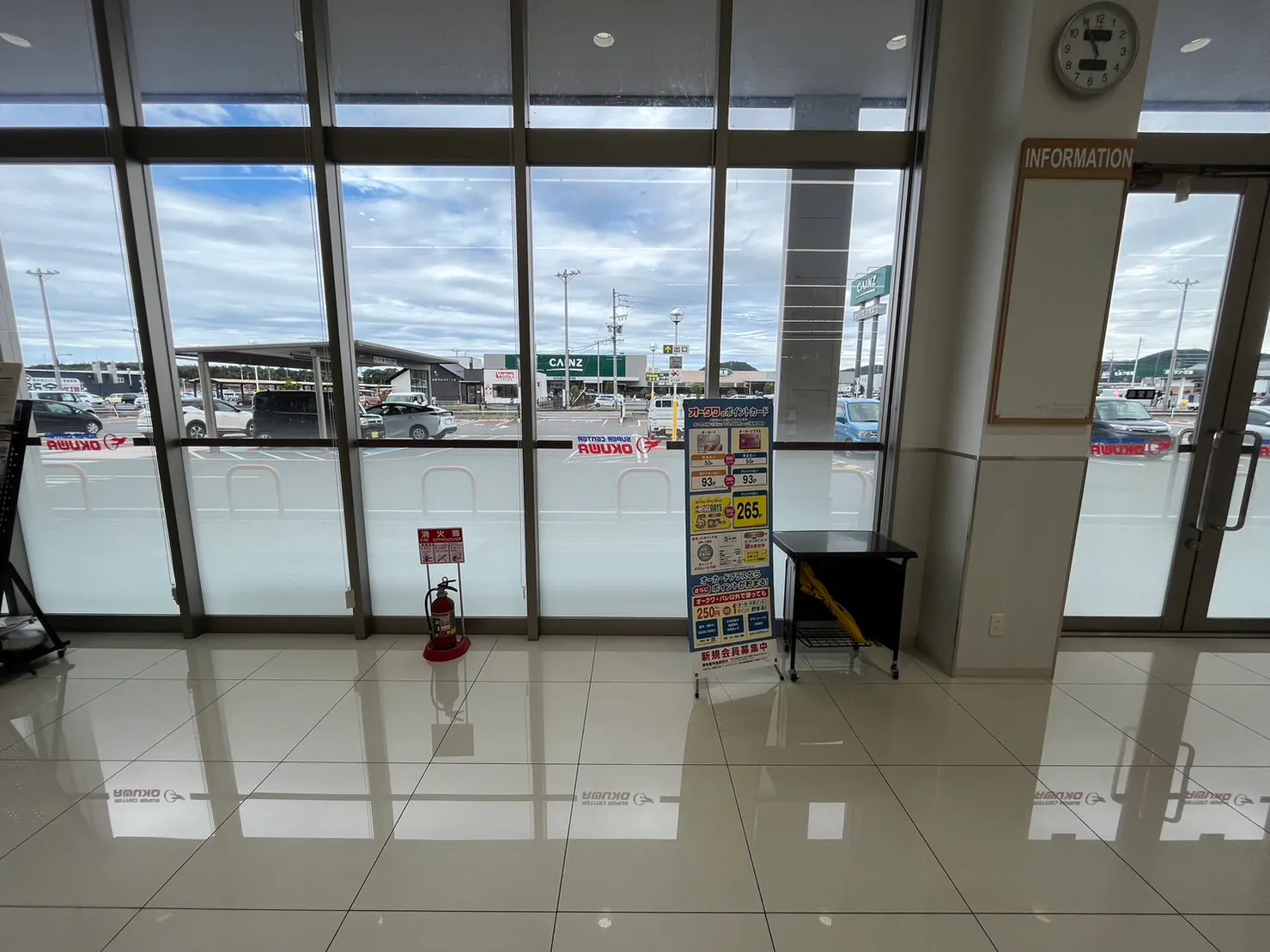 【スーパーセンターオークワ可児御嵩インター】プロモーションに最適な入口付近のスペース