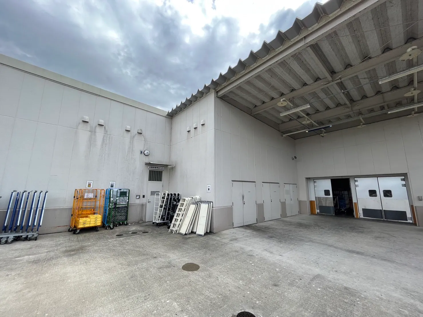 【スーパーセンターオークワ可児御嵩インター】プロモーションに最適な入口付近のスペース