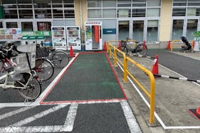 【いなげや小金井本町店】各種プロモーションイベントに最適なスーパーマーケットの屋外スペース