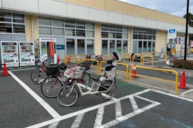 【いなげや小金井本町店】各種プロモーションイベントに最適なスーパーマーケットの屋外スペース