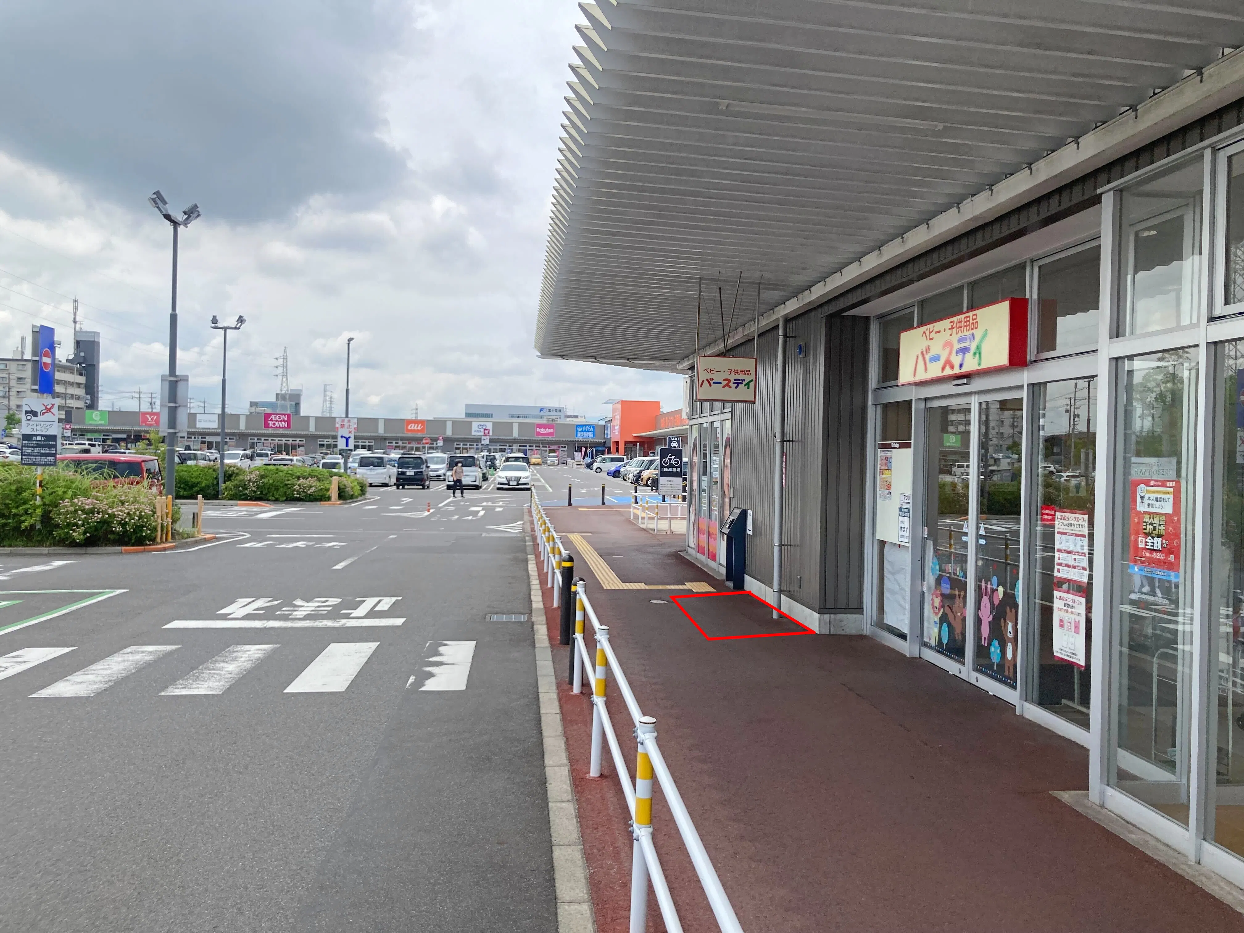 【イオンタウン鈴鹿玉垣】ファミリー向けのプロモーションや物販イベントに最適なバースデー出入口横にある軒下スペース