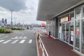 【イオンタウン鈴鹿玉垣】ファミリー向けのプロモーションや物販イベントに最適なバースデー出入口横にある軒下スペース