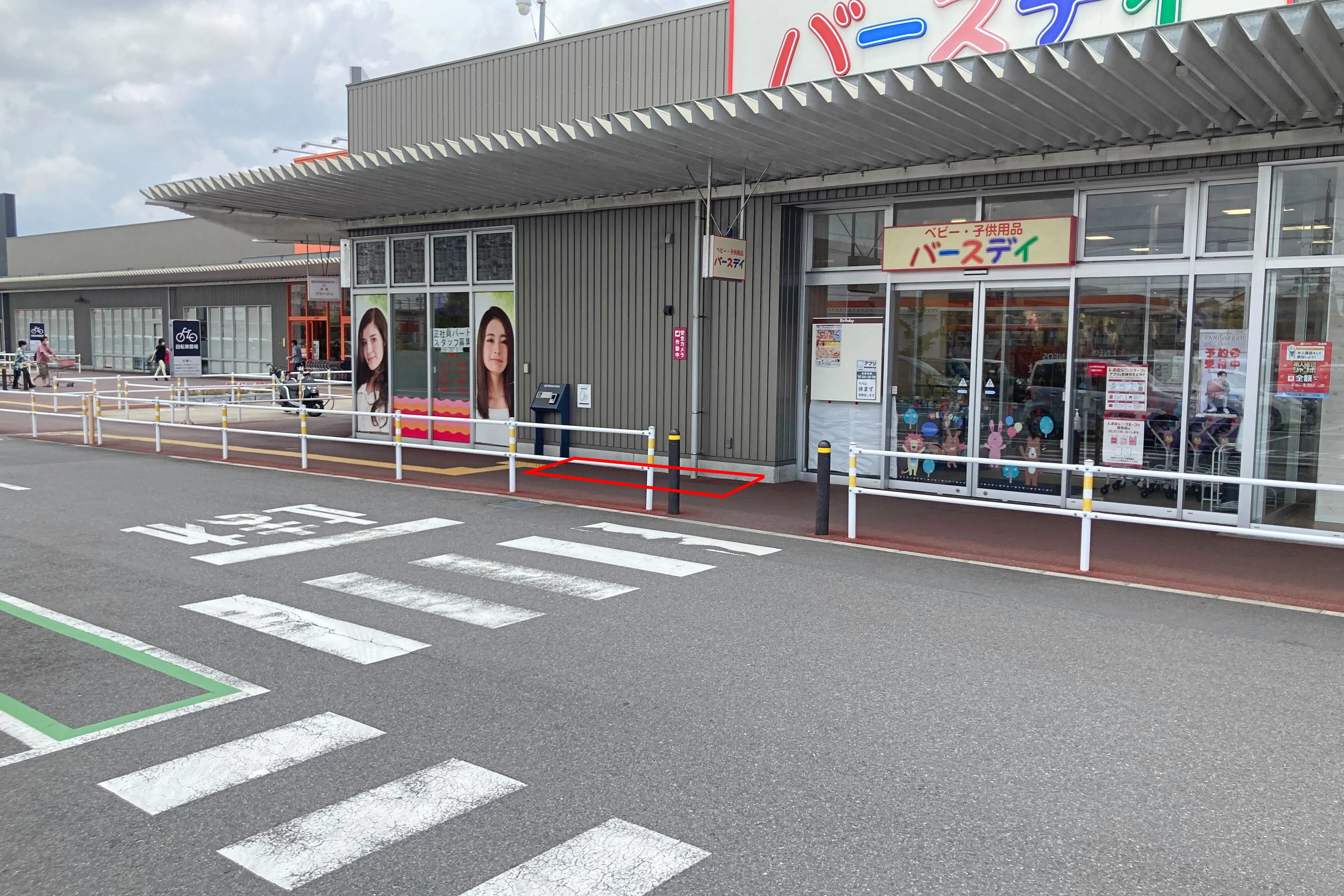 【イオンタウン鈴鹿玉垣】ファミリー向けのプロモーションや物販イベントに最適なバースデー出入口横にある軒下スペース