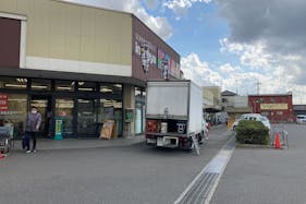 【いなげや千葉桜木店】各種プロモーションイベントに最適なスーパーマーケットの屋外イベントスペース