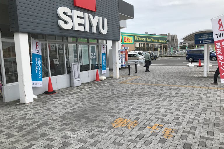 【西友 南新屋店】1F屋外入口横 (屋根なし) キッチンカーやたこやき・たいやき・団子・焼き鳥・クレープ など販売におすすめな屋外催事イベントスペースの画像3