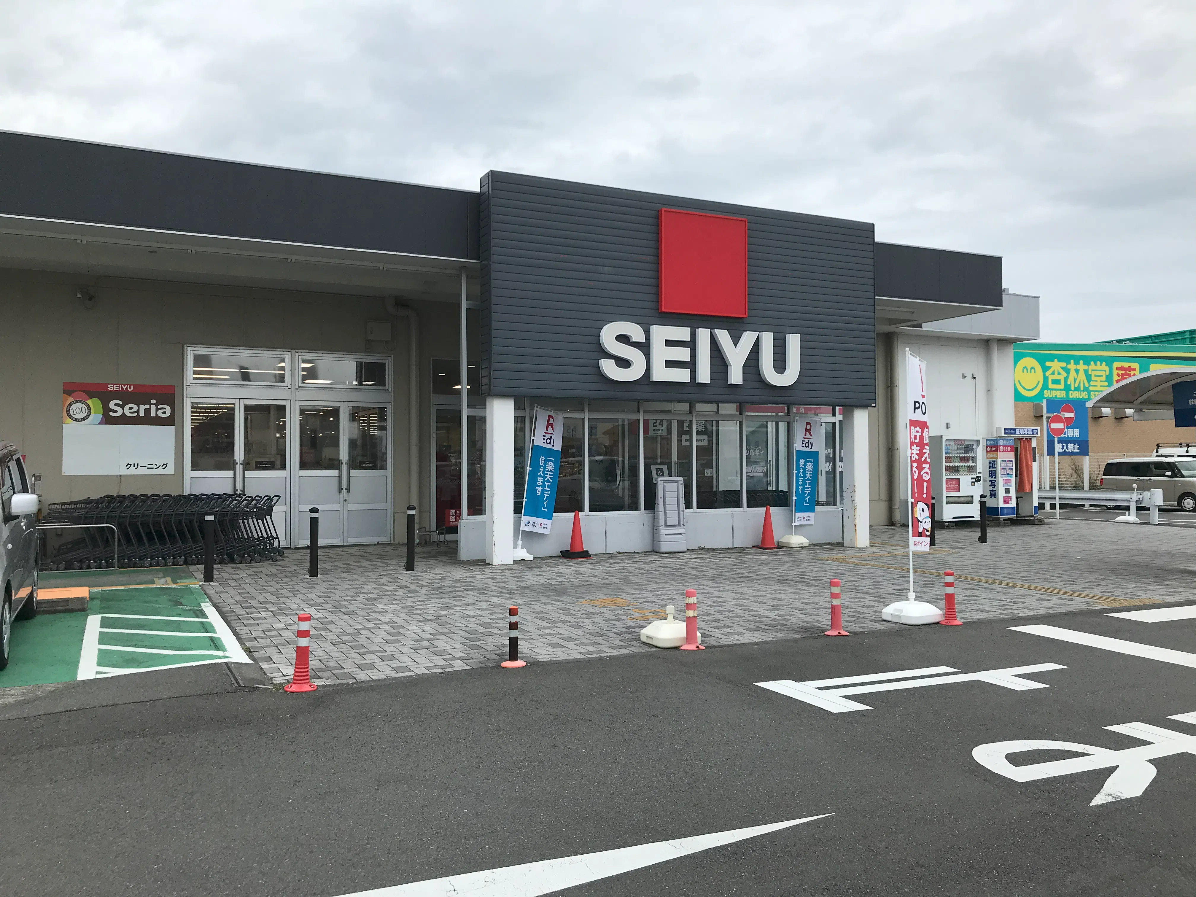 【西友 南新屋店】1F屋外入口横 (屋根なし) キッチンカーやたこやき・たいやき・団子・焼き鳥・クレープ など販売におすすめな屋外催事イベントスペース