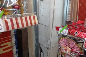 【ユニディ狛江店】1F風除室(入口入って右)のプロモーションや食物販の出店に最適な催事イベントスペース