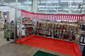 【ユニディ狛江店】1F風除室(入口入って右)のプロモーションや食物販の出店に最適な催事イベントスペース