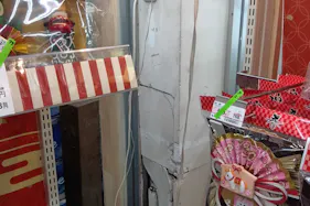 【ユニディ狛江店】1F風除室(入口入って右)のプロモーションや食物販の出店に最適な催事イベントスペース