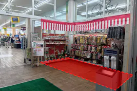 【ユニディ狛江店】1F風除室(入口入って右)のプロモーションや食物販の出店に最適な催事イベントスペース