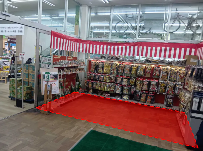 【ユニディ狛江店】1F風除室(入口入って右)のプロモーションや食物販の出店に最適な催事イベントスペース