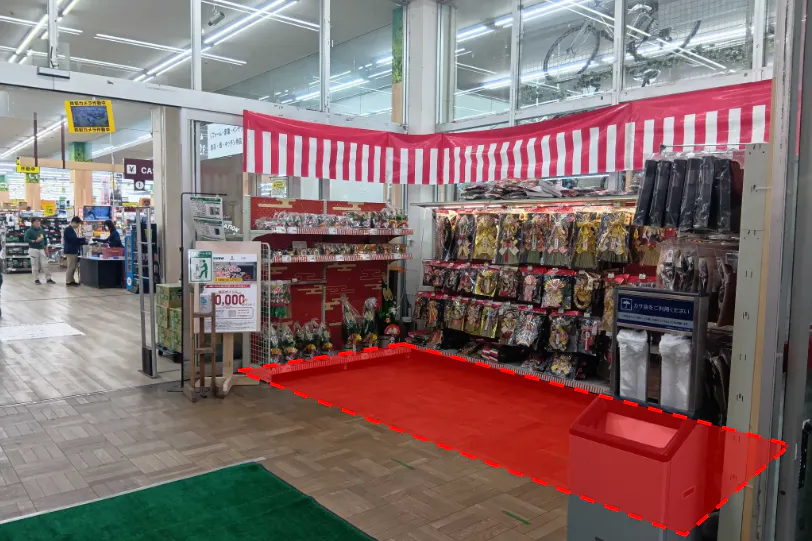 【ユニディ狛江店】1F風除室(入口入って右)のプロモーションや食物販の出店に最適な催事イベントスペース
