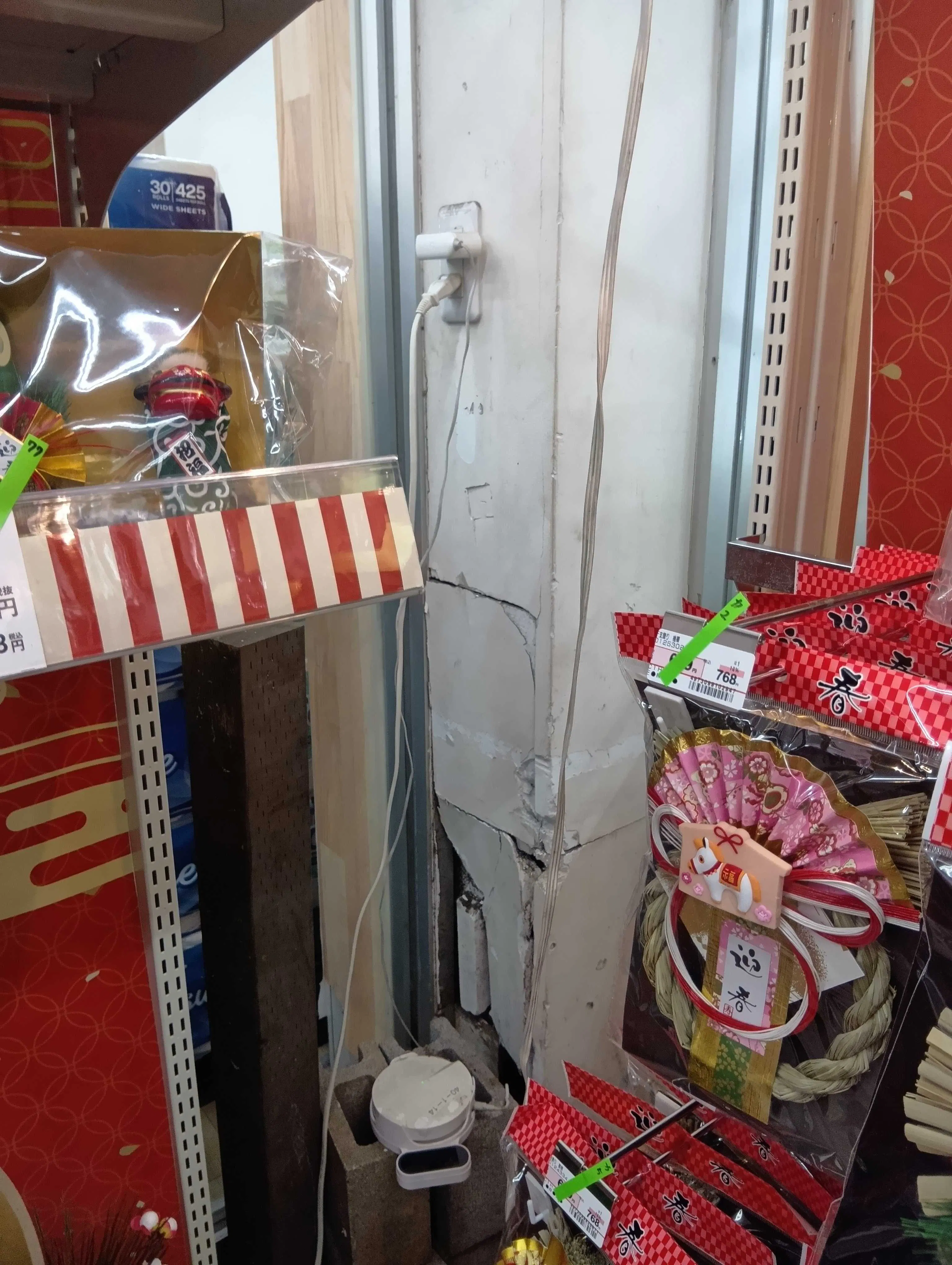 【ユニディ狛江店】1F風除室（入口入って右）のプロモーションや食物販の出店に最適な催事イベントスペース