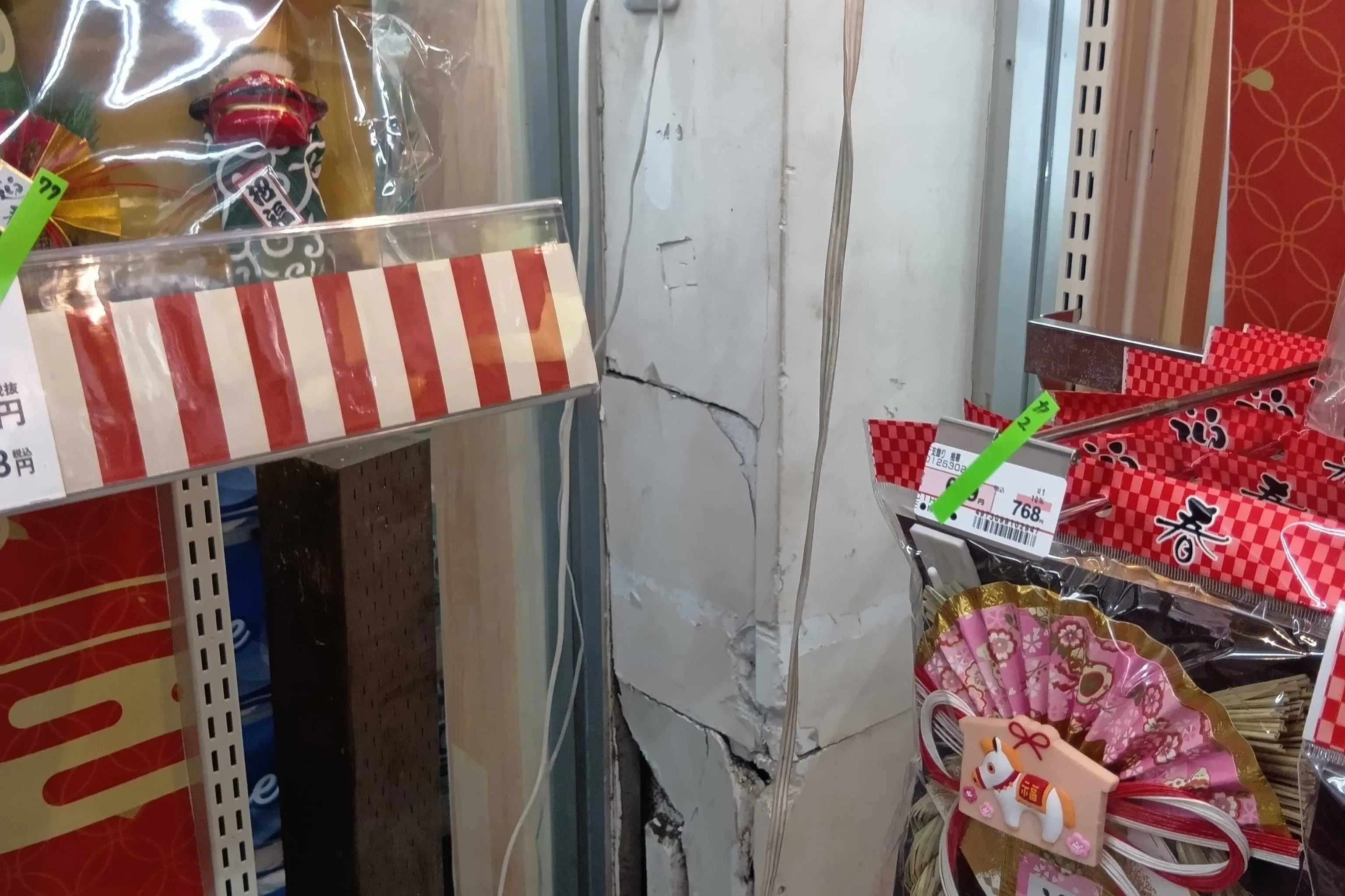【ユニディ狛江店】1F風除室(入口入って右)のプロモーションや食物販の出店に最適な催事イベントスペース