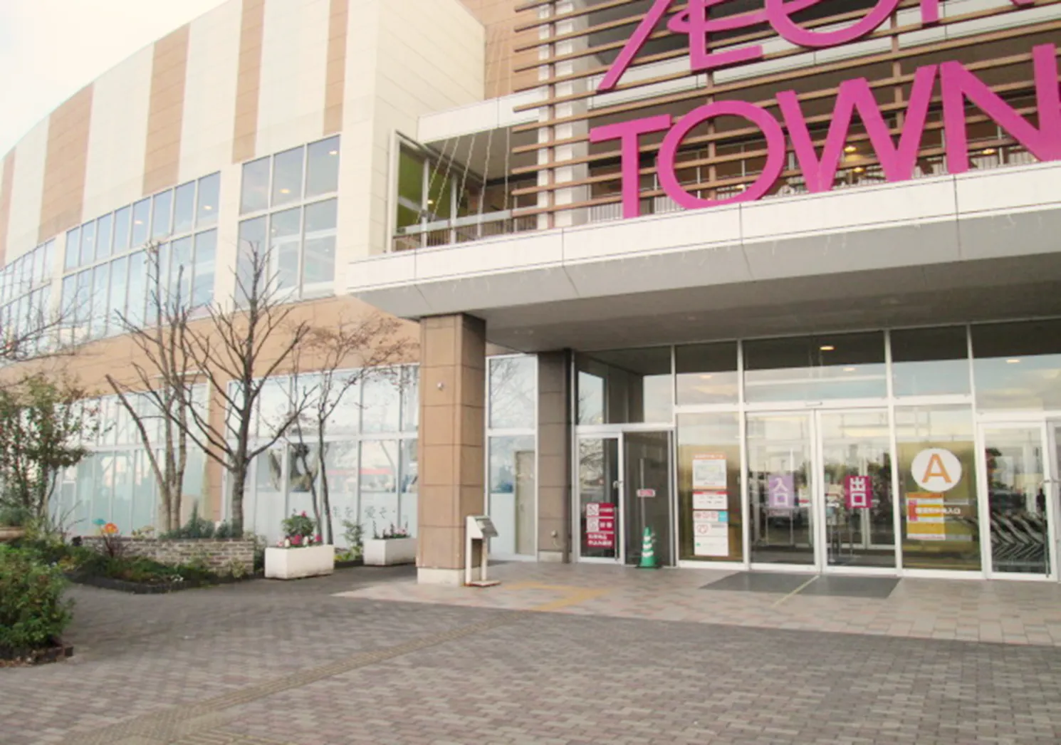 【イオンタウン上里】キッチンカーの出店に最適な複合商業施設内中央入口付近にある屋外イベントスペース