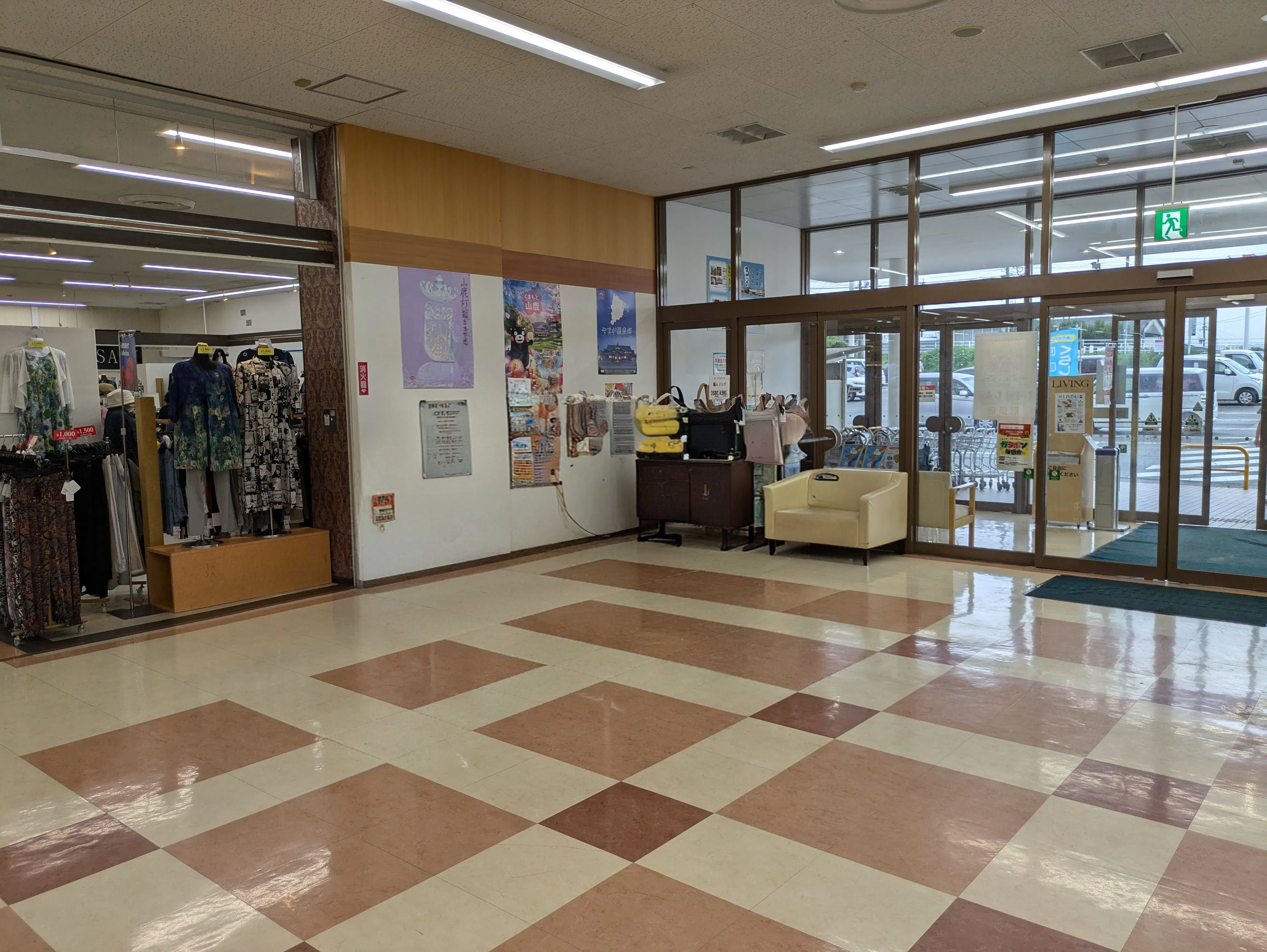 【ゆめマート東山鹿】入口付近 ポップアップストア(物販)やプロモーション用途に最適なスーパーの屋内催事イベントスペース
