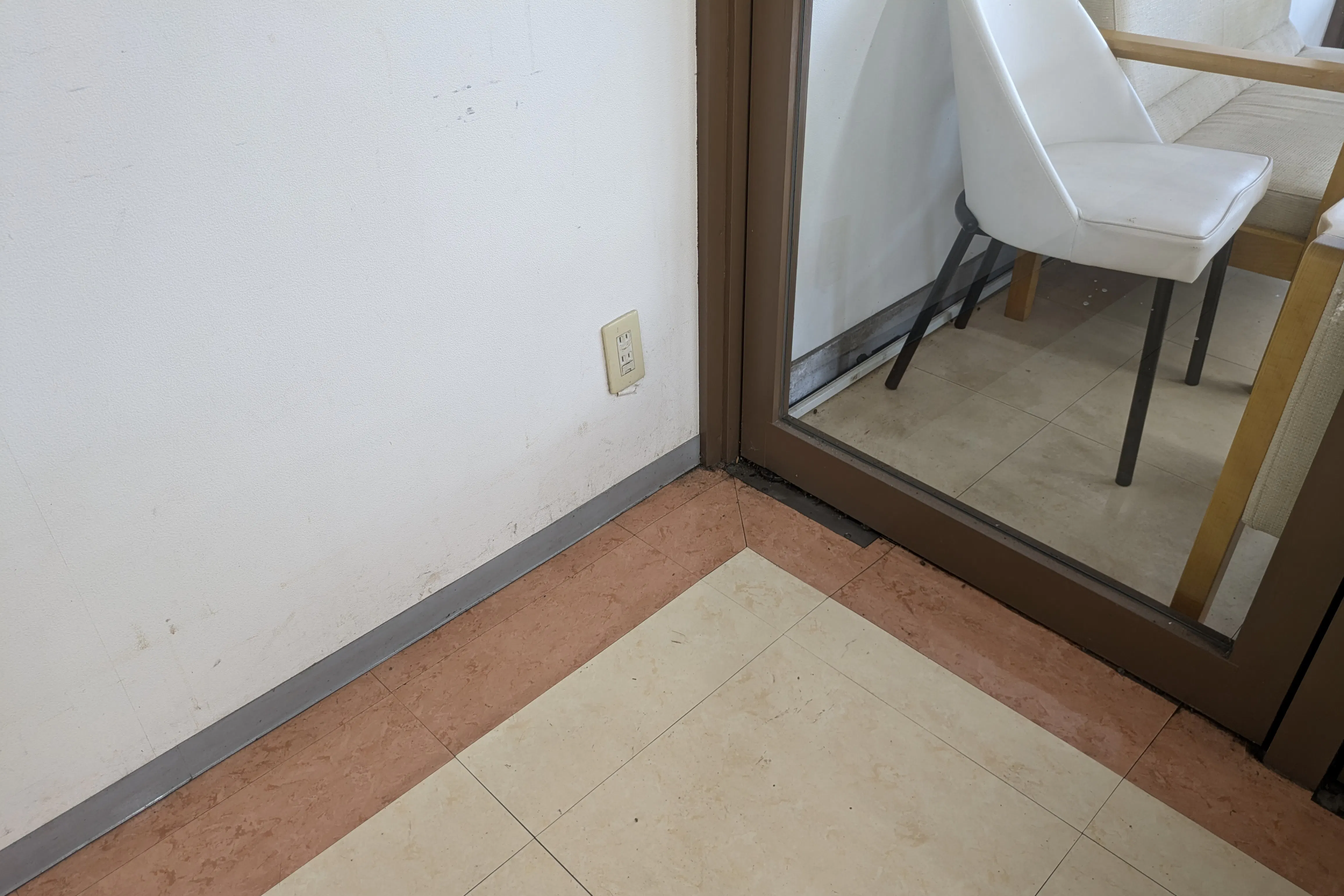 【ゆめマート東山鹿】入口付近 ポップアップストア(物販)やプロモーション用途に最適なスーパーの屋内催事イベントスペース