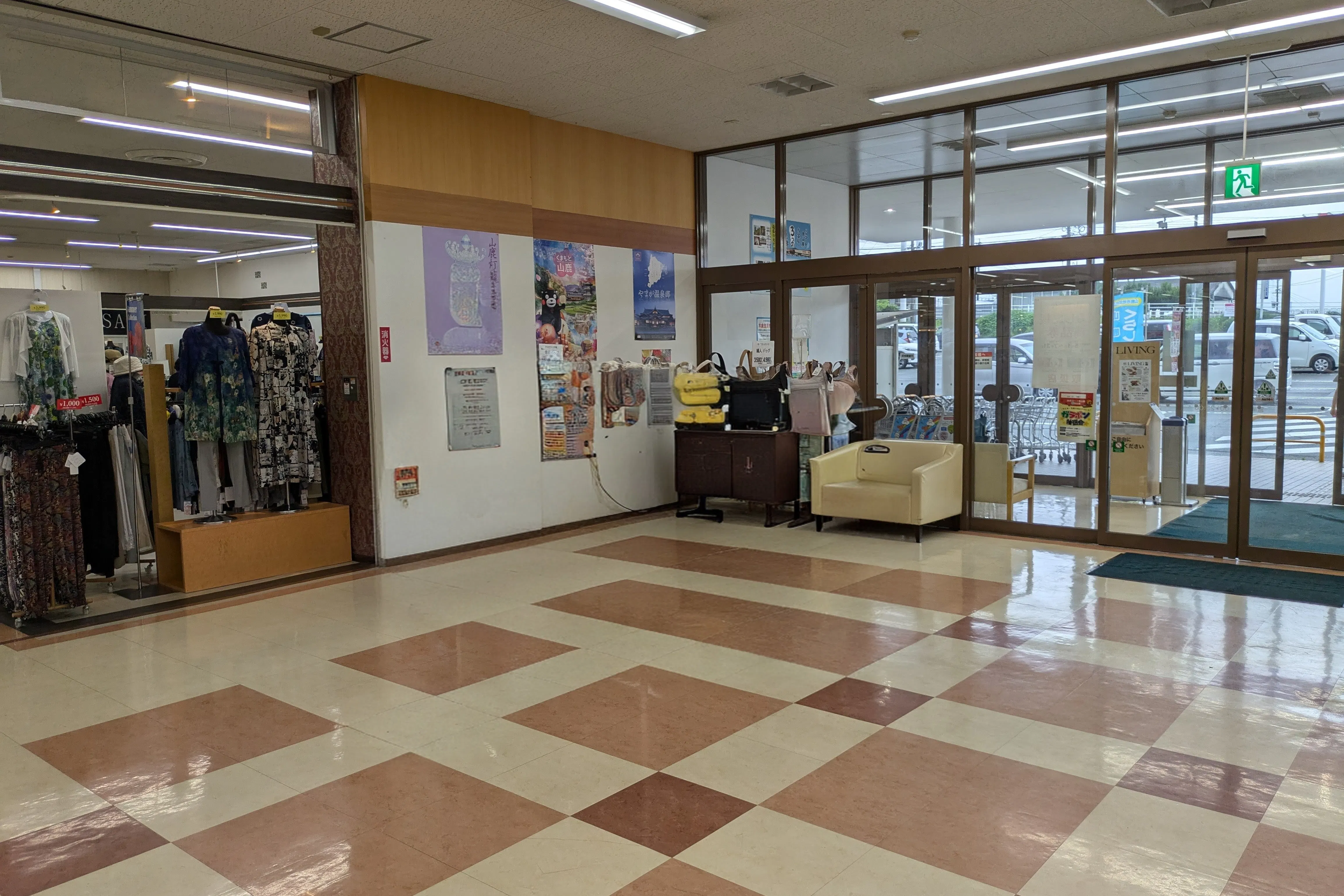 【ゆめマート東山鹿】入口付近 ポップアップストア(物販)やプロモーション用途に最適なスーパーの屋内催事イベントスペース