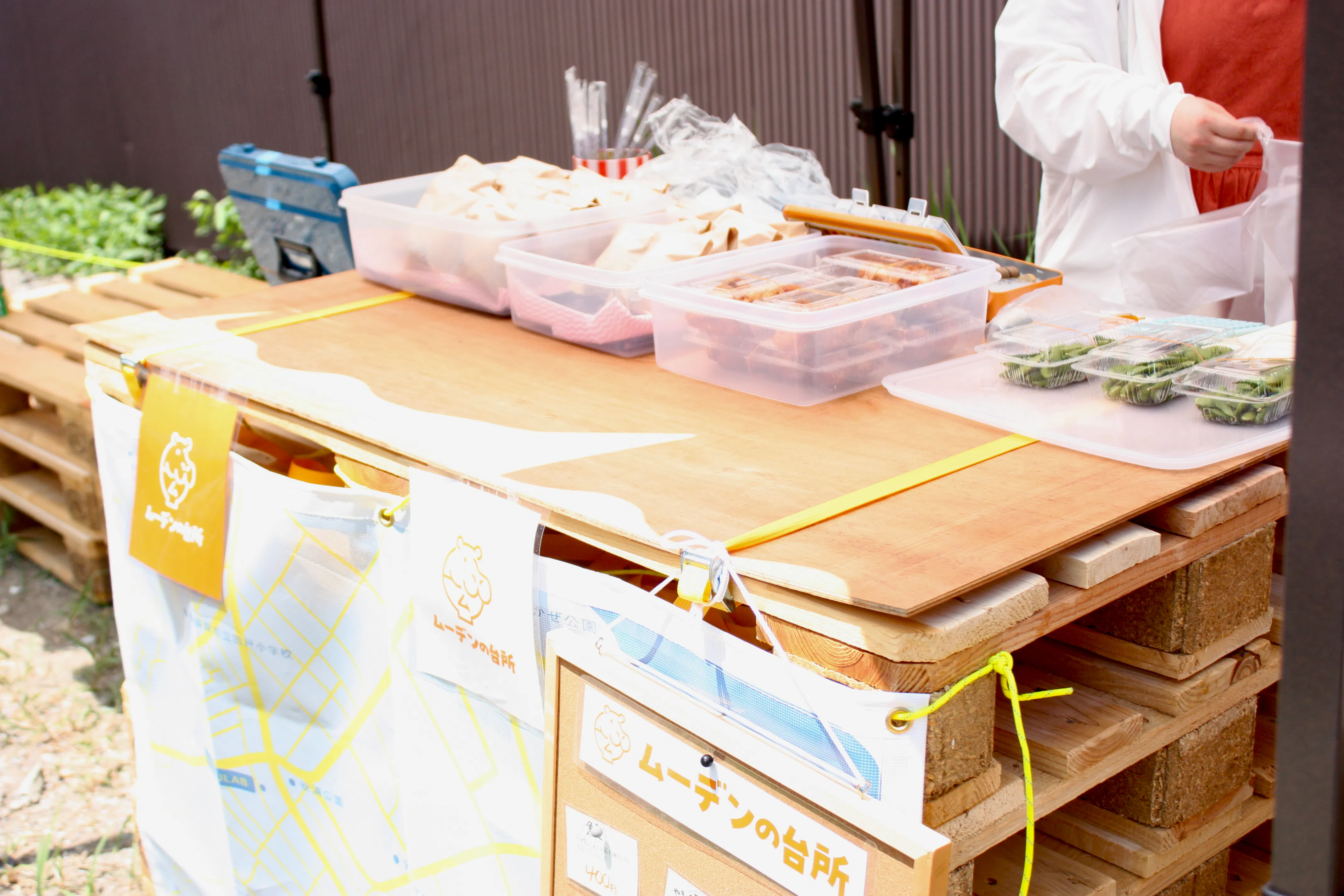【はじまるあきち|県立大学駅3分|安浦3丁目バス停前】ベンチ付き70㎡の屋外イベントスペース