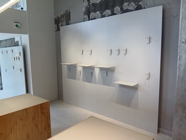 【本町駅】レンタルスペース 内観9※棚やフックはマグネット式で自由にレイアウト可能