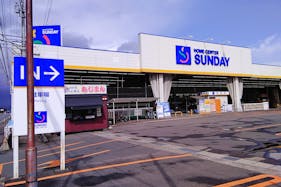 【ホームセンターサンデー花輪店】キッチンカーの出店に最適な店舗出入口付近にある屋外スペース