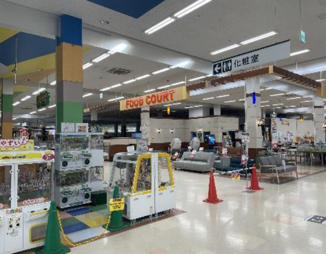 【イオンスーパーセンター栗原志波姫店】フードコート入口側催事場 販促プロモーションや物販に最適なスーパー店内催事イベントスペース