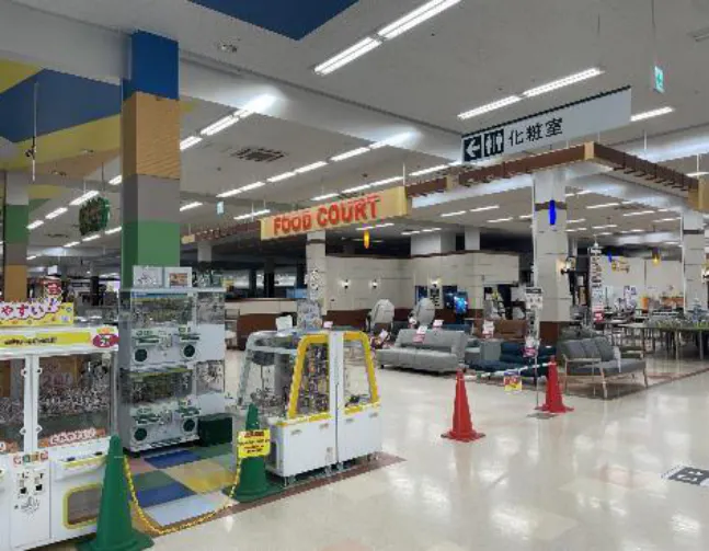 【イオンスーパーセンター栗原志波姫店】フードコート入口側催事場 販促プロモーションや物販に最適なスーパー店内催事イベントスペース