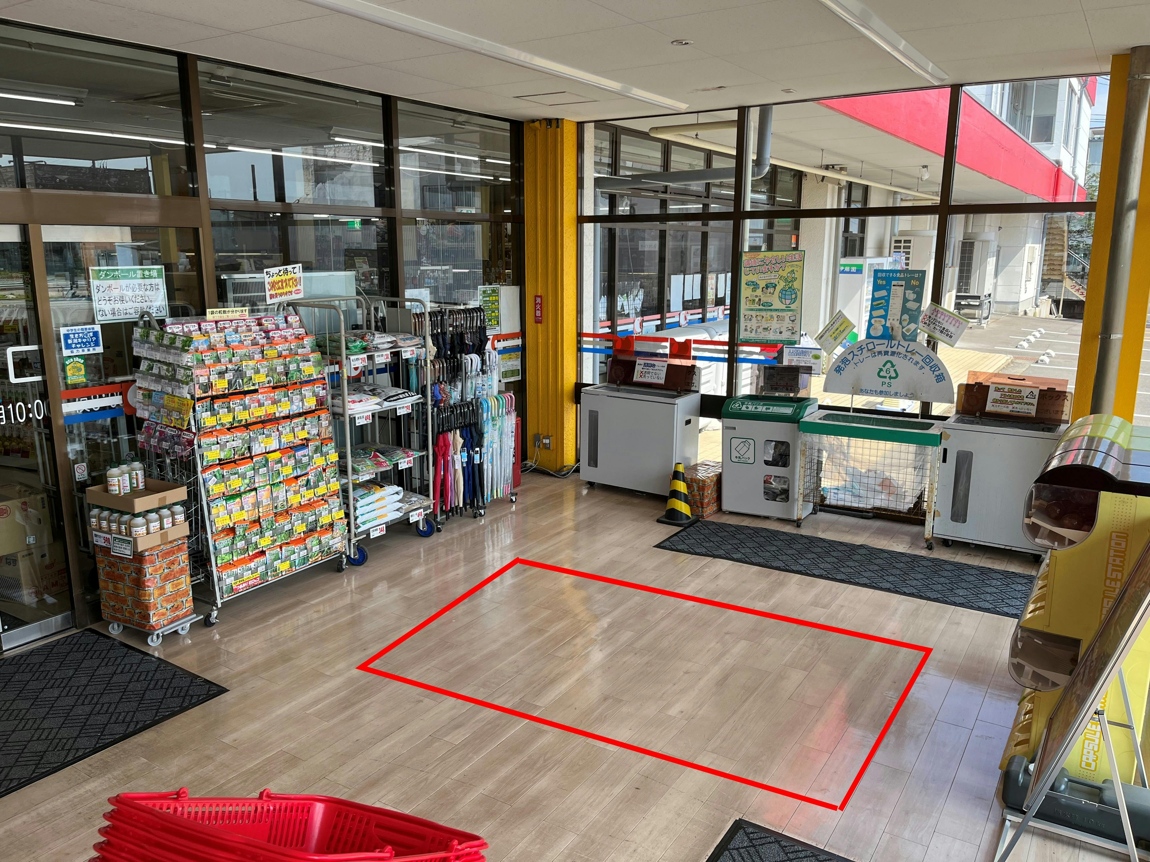 【ウオエイ白根国道店】プロモーションや食物販に最適な視認性の高い風除室スペース