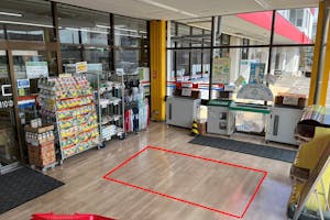 【ウオエイ白根国道店】プロモーションや食物販に最適な視認性の高い風除室スペース