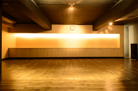 【祐天寺駅7分】展示会場やワークショップに最適な黒が基調のシックな防音室かつ充実の音響設備のあるイベントスペース