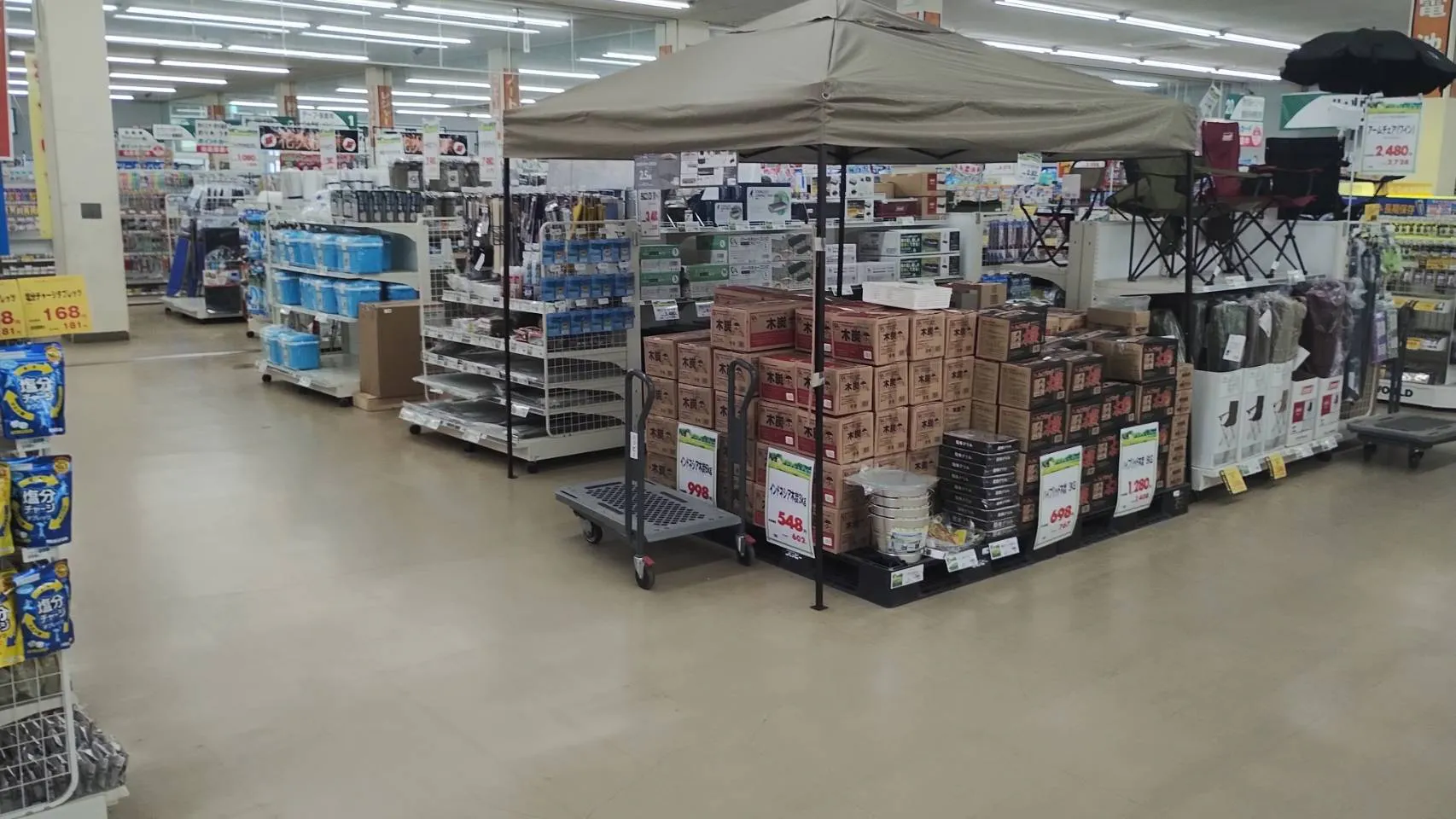 【ホームセンターハッピー湯沢店】物販や販促プロモーションに最適なレジ横にある催事スペース