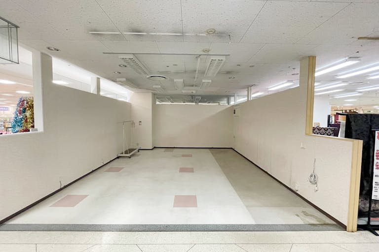 【イオン大網白里店】各種ポップアップやプロモーションイベントに最適な商業施設2階100円ショップ横にある区画タイプのスペースの画像1