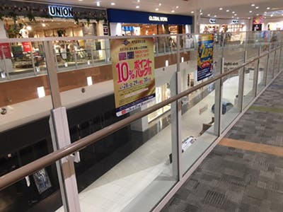 【イオンモール春日部】モール内広告 吹き抜けガラスの画像