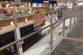 【イオンモール春日部】モール内広告 吹き抜けガラス