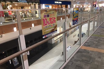 【イオンモール春日部】モール内広告 吹き抜けガラス