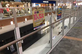 【イオンモール春日部】モール内広告 吹き抜けガラス