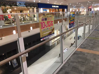 【イオンモール春日部】モール内広告 吹き抜けガラス