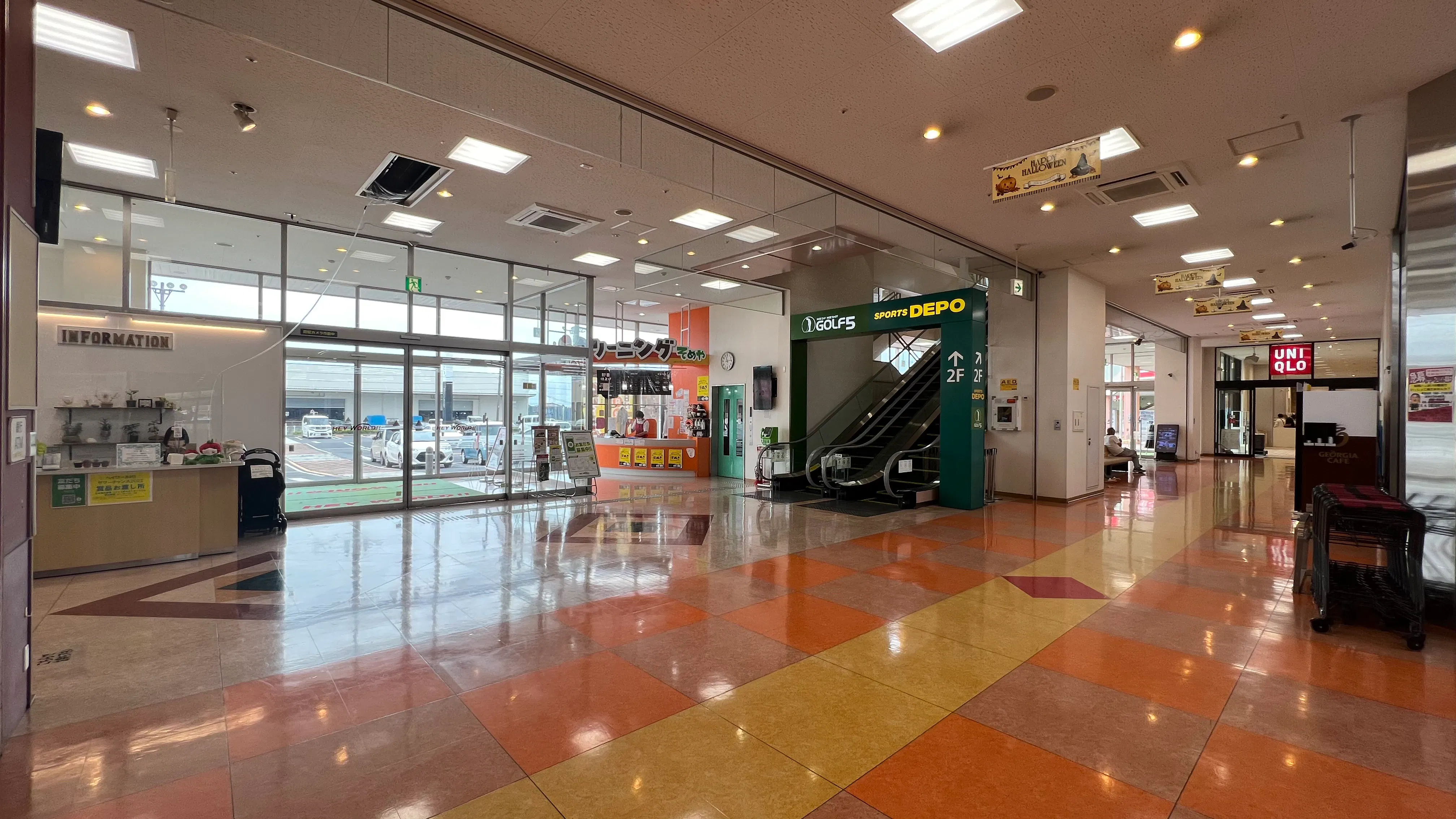 【ヘイワールド!!/メインホール】物販や食物販、プロモーションイベントに最適複な地域密着型の商業施設にある数テナントに面した通行量の多いイベントスペース