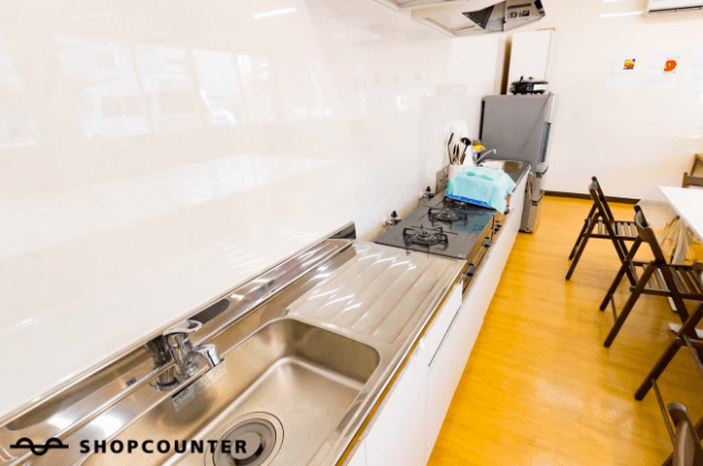 シンクやガス台も完備しております。