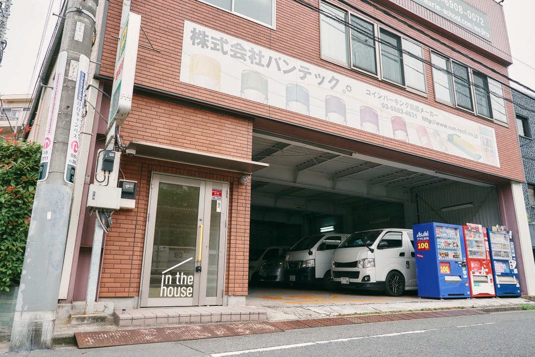 建物の1F部分はコインパーキングになっているので、搬入出もスムーズに行えます!