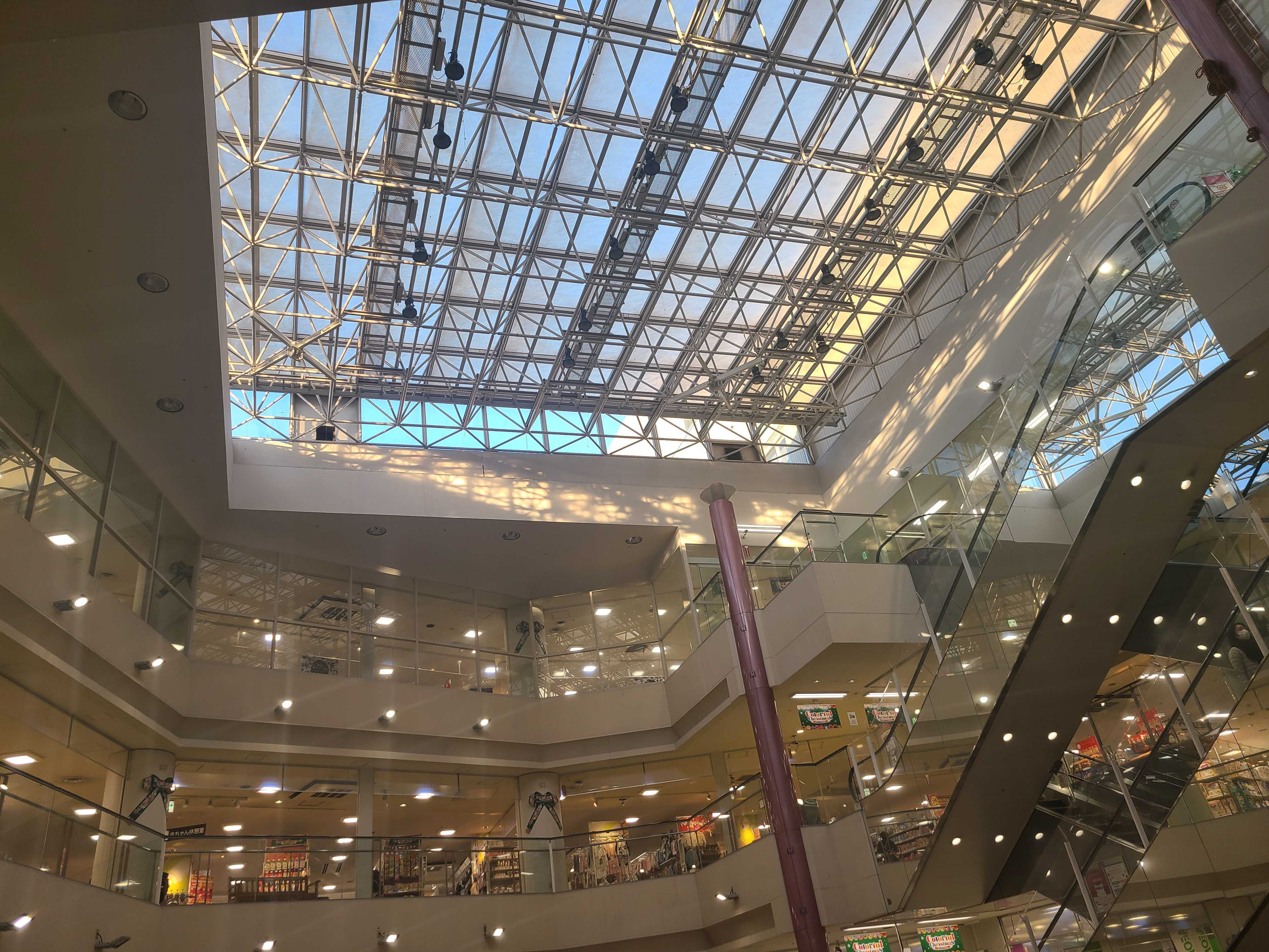施設内は吹き抜けになっております。