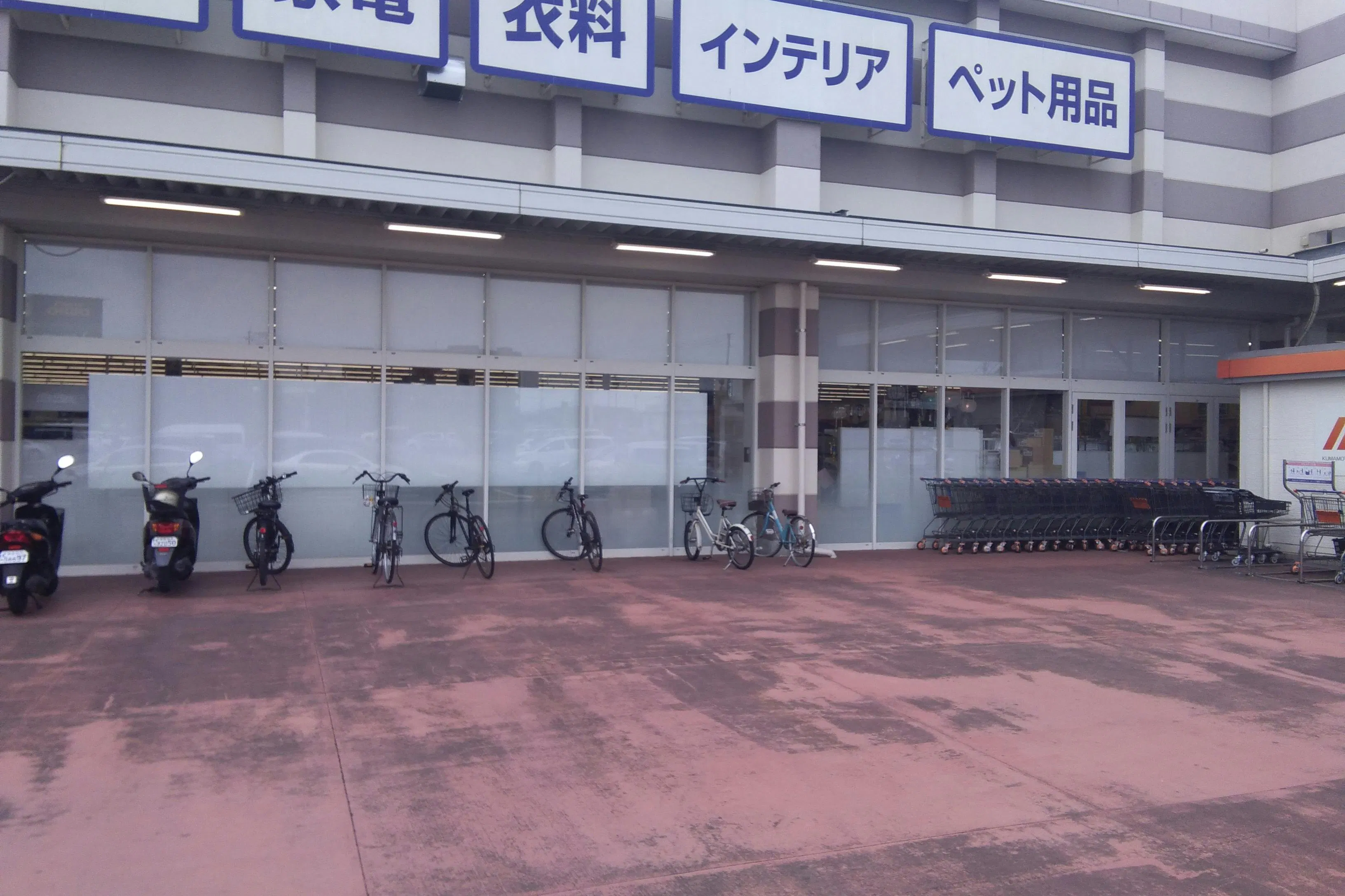 【ミスターマックス 熊本インター店】宝くじ横 販促プロモーションや物販用途に最適な総合ディスカウントストアの催事イベントスペース