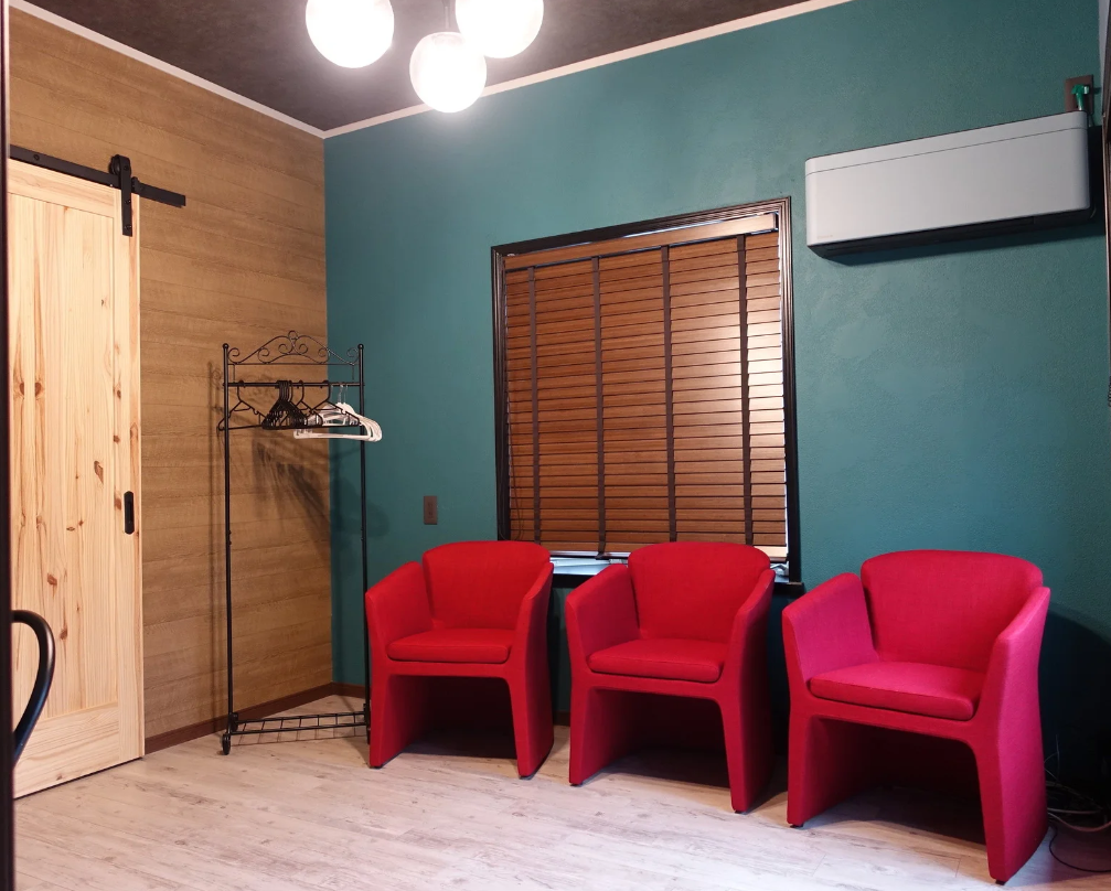 【２階】グリーンのクロスが映える洋室