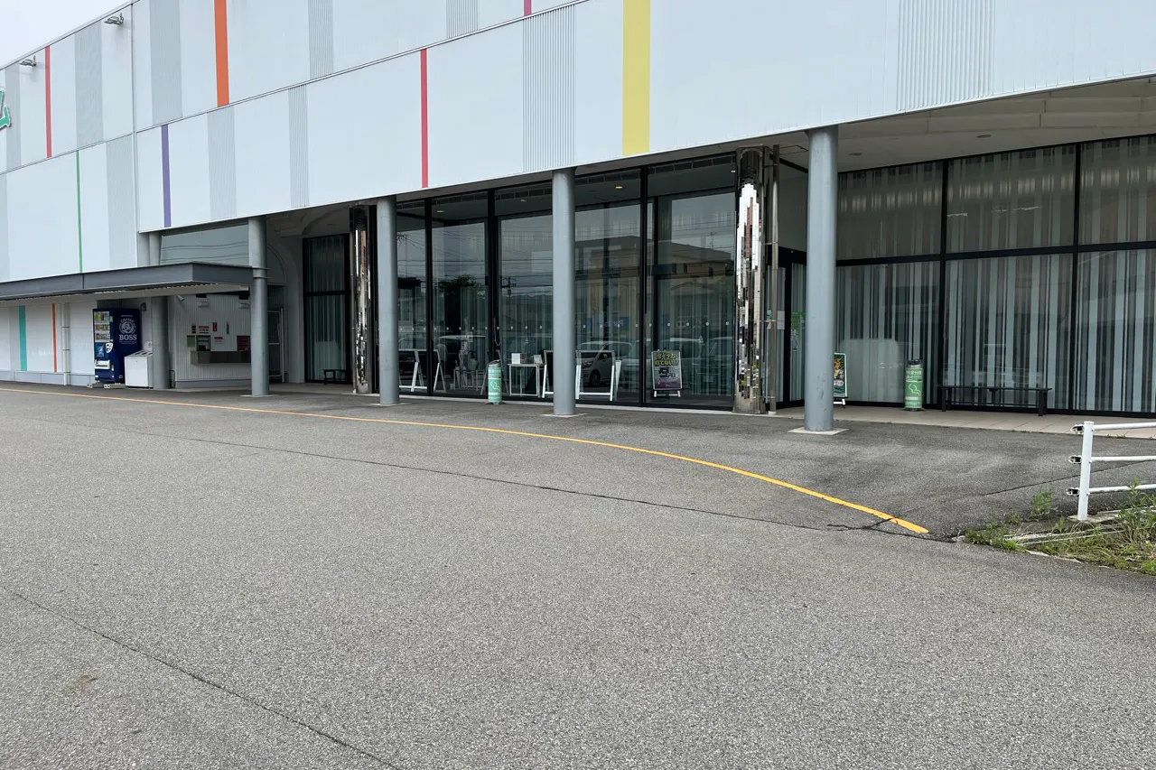 【ダイナム岐阜桐生店ゆったり館】キッチンカーに最適なアミューズメント施設の店舗正面風除室前イベントスペース