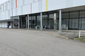 【ダイナム岐阜桐生店ゆったり館】キッチンカーに最適なアミューズメント施設の店舗正面風除室前イベントスペース