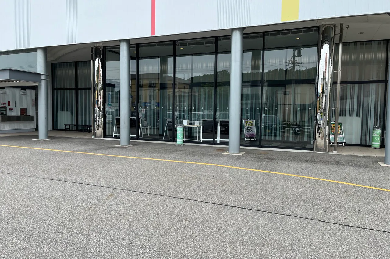 【ダイナム岐阜桐生店ゆったり館】キッチンカーに最適なアミューズメント施設の店舗正面風除室前イベントスペース