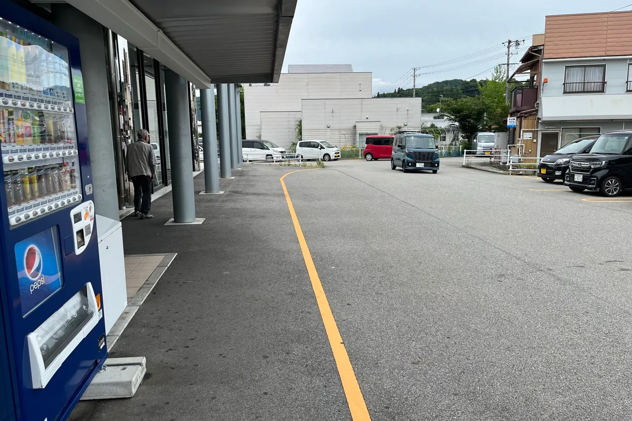 【ダイナム岐阜桐生店ゆったり館】キッチンカーに最適なアミューズメント施設の店舗正面風除室前イベントスペース