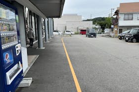 【ダイナム岐阜桐生店ゆったり館】キッチンカーに最適なアミューズメント施設の店舗正面風除室前イベントスペース