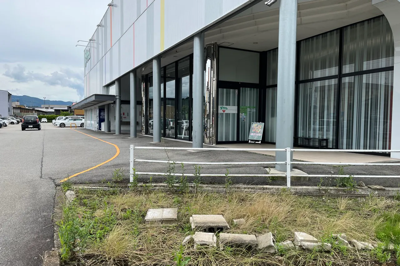 【ダイナム岐阜桐生店ゆったり館】キッチンカーに最適なアミューズメント施設の店舗正面風除室前イベントスペース