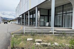 【ダイナム岐阜桐生店ゆったり館】キッチンカーに最適なアミューズメント施設の店舗正面風除室前イベントスペース